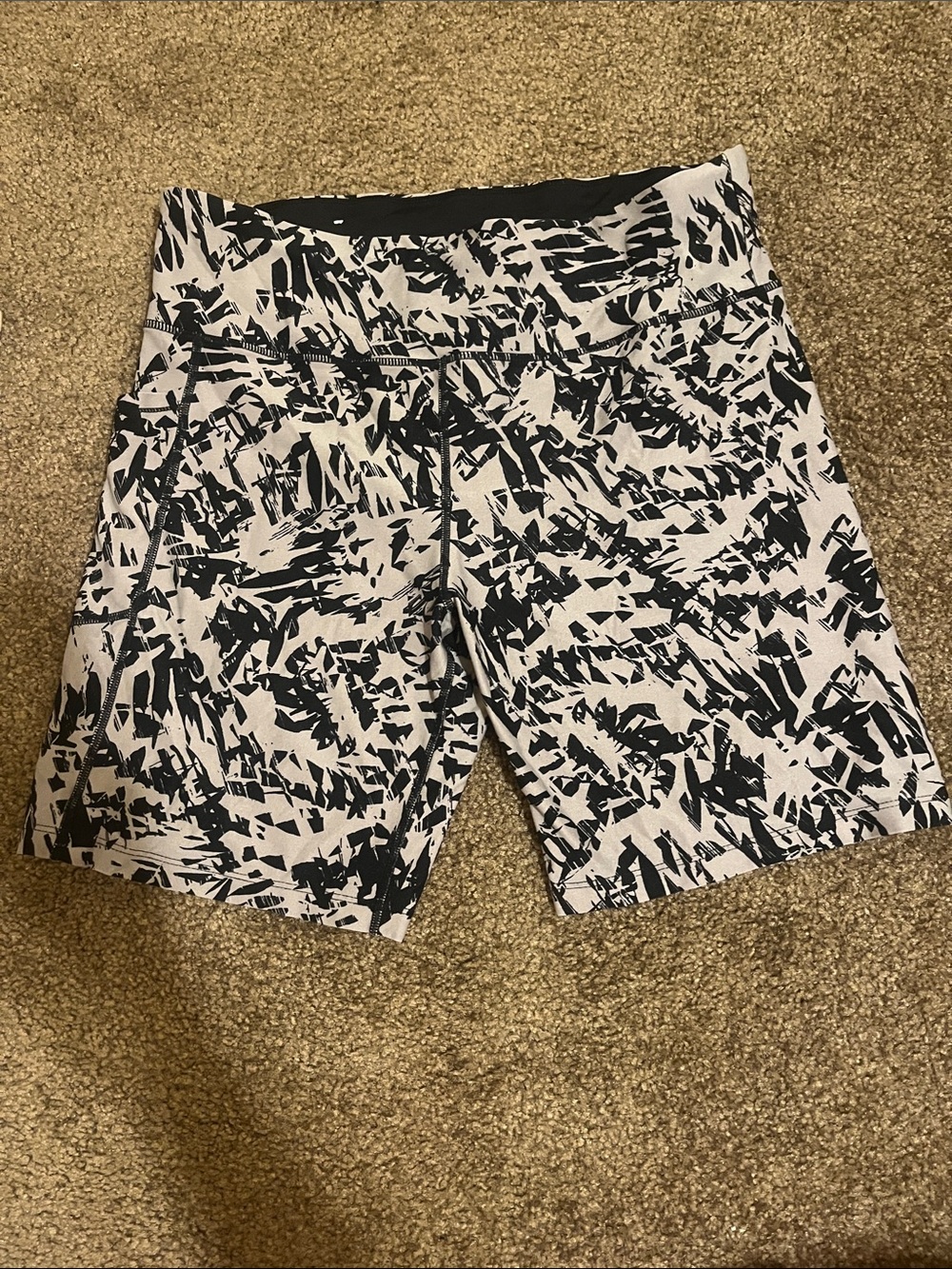 Women's Black & Tan Abstract Print Bike Shorts